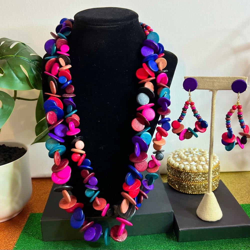 Vintage 80’s Néw Old Stock Pierced Earrings and Matching Necklace